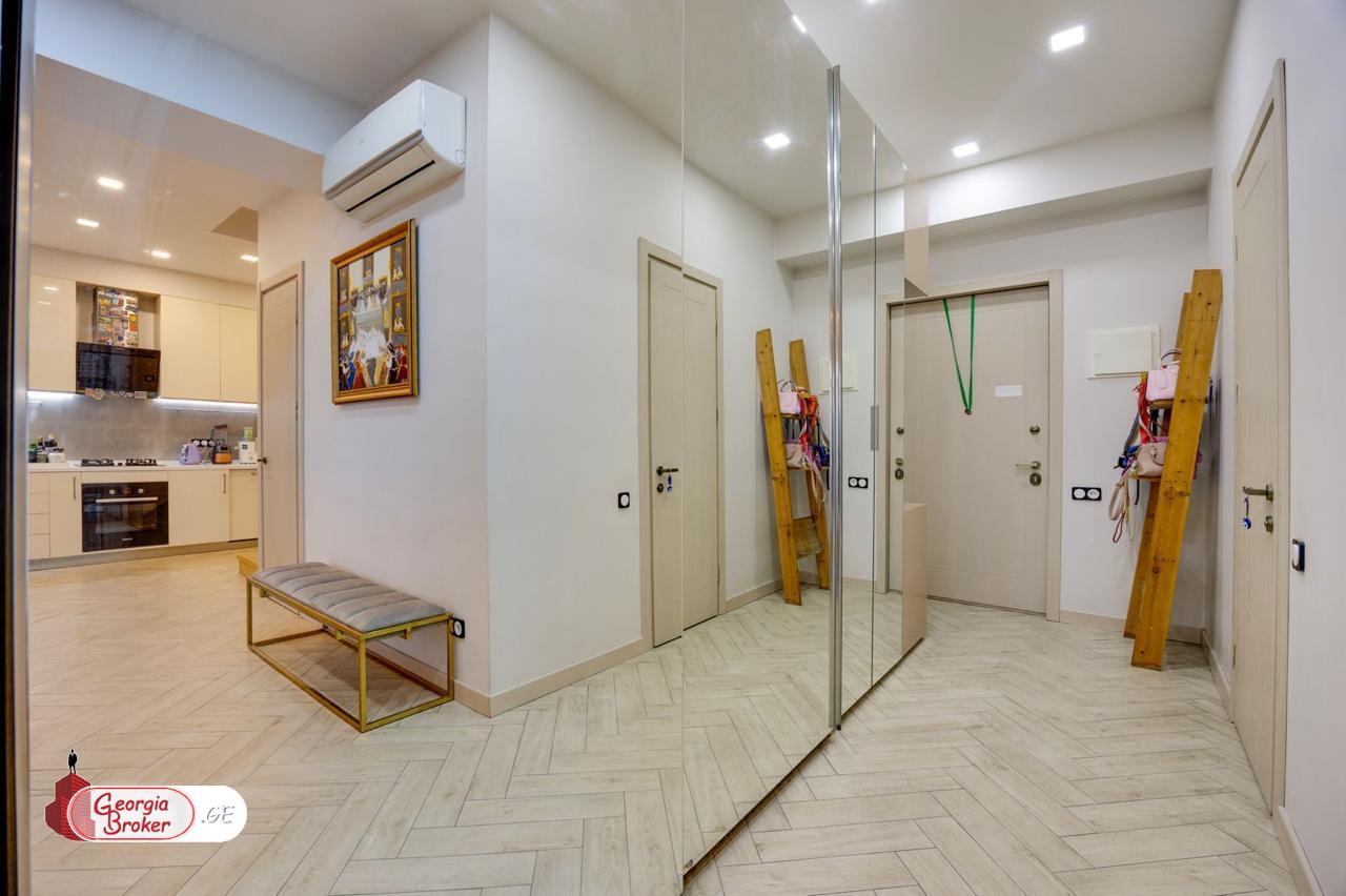 продается квартира с новым ремонтом 4-комнаты